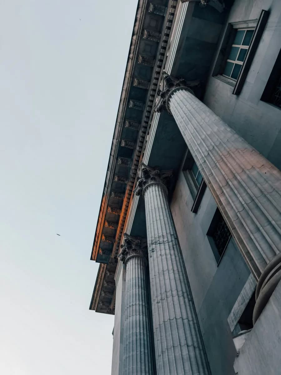 Colonnade corinthienne d’un édifice institutionnel vue en contre-plongée