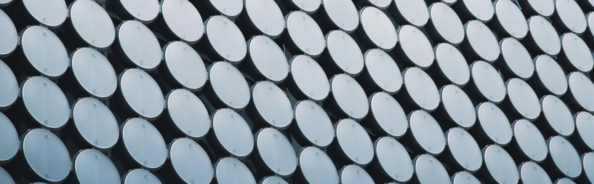 Façade contemporaine composée de disques métalliques répétés en dégradé