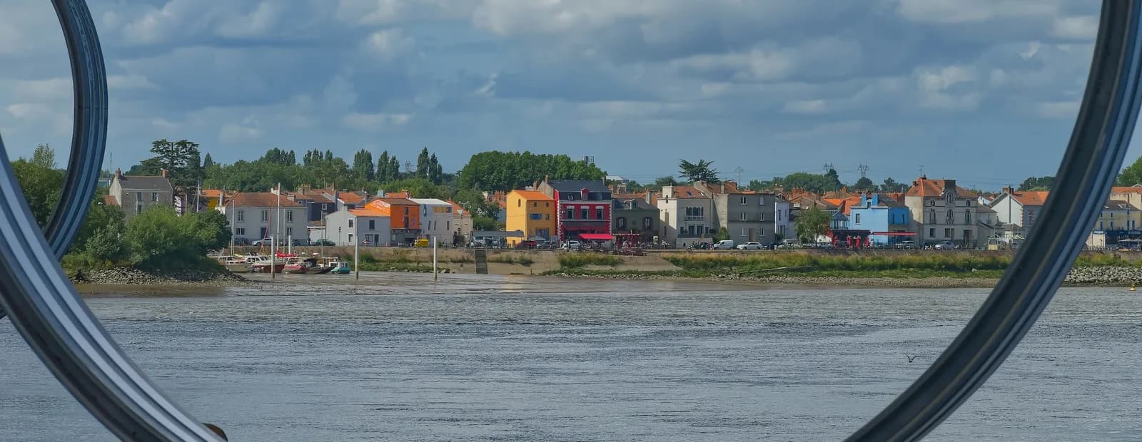 La Loire vue du quai des Antilles à Nantes, à travers un des anneaux de Buren, face aux maisons colorées de Trentemoult.